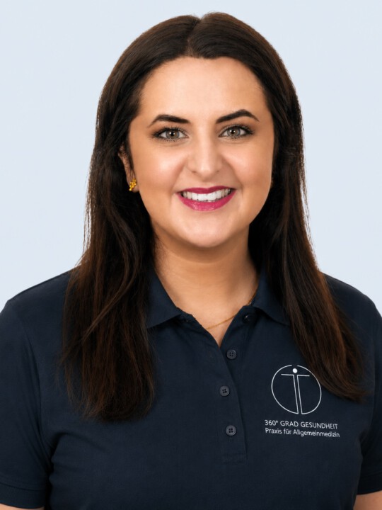 Sahar Sadeghi, Fachärztin für Innere Medizin und Allgemeinmedizin in der Hausarztpraxis 360° Gesundheit in Köln
